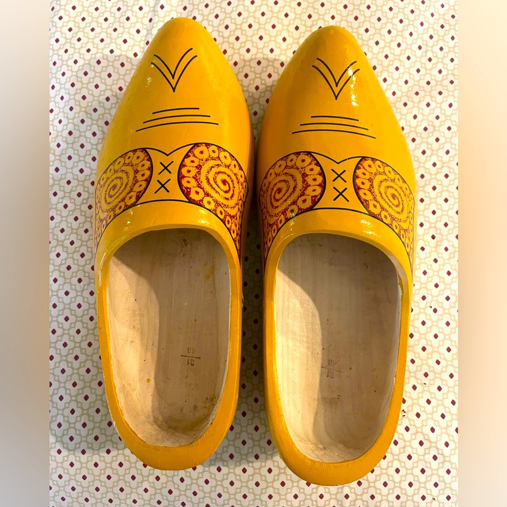 Wooden shoes for men